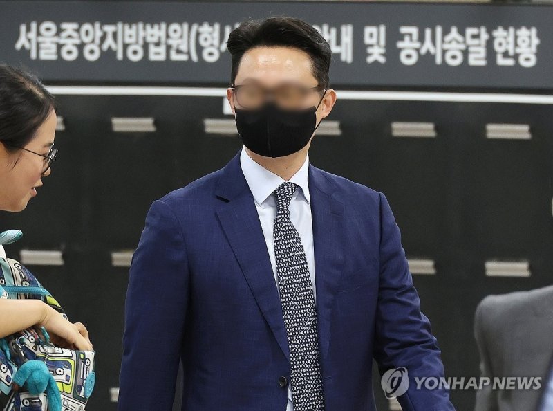 법원 출석하는 전 스피드 바카라 사이트 세계본부장 (출처=연합뉴스)