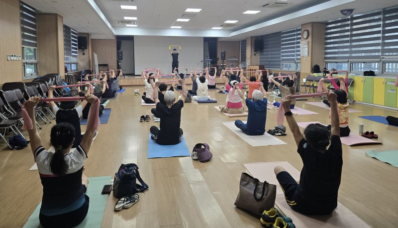 [안산=뉴시스]안산체력인증센터가 단원구노인복지관을 방문, 운동처방을 진행하고 있다.(사진=안산시 제공)2025.12.12.photo@newsis.com *재판매 및 DB 금지