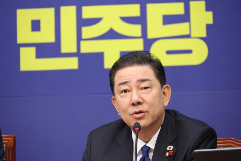 더불어민주당 김병기 원내대표가 12일 서울 여의도 국회에서 열린 최고위원회의에서 발언하고 있다. 연합뉴스