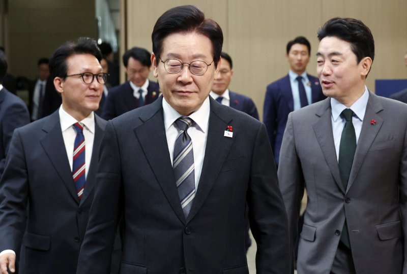 이재명 대통령이 12일 세종시 정부세종컨벤션센터에서 열린 과학기술정보통신부·개인정보보호위원회 업무보고에 김민석 국무총리, 강훈실 비서실장과 입장하고 있다. 대통령실통신사진기자단