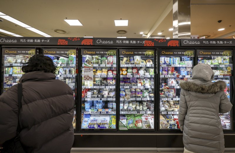 [서울=뉴시스] 정병혁 기자 = 7일 서울시내 대형마트를 찾은 시민들이 치즈, 버터 상품을 살펴보고 있다. 2025.12.07. jhope@newsis.com
