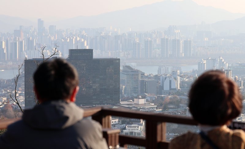 [서울=뉴시스] 이영환 기자 = 11일 오후 서울 시내의 아파트가 보이고 있다. 2025.12.11. 20hwan@newsis.com
