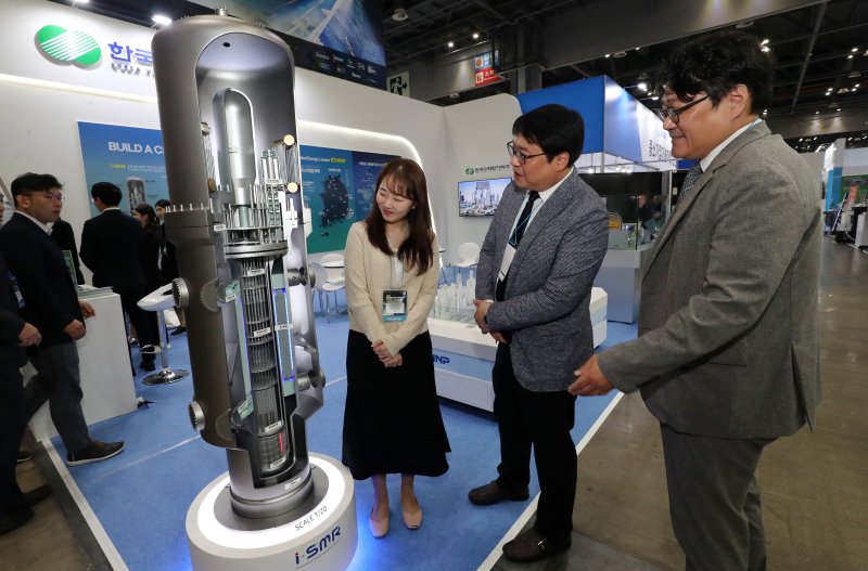 23일 경기도 고양시 킨텍스에서 열린 2024 하반기 붐업코리아 수출상담회를 찾은 관람객들이 한국수력원자력 부스에서 초소형 모듈 원전 SMR모형을 살펴보고 있다. 산업통상자원부와 코트라 주최로 열린 이번행사는 24일까지 계속된다. 2024.10.23/뉴스1 ⓒ News1 박세연 기자
