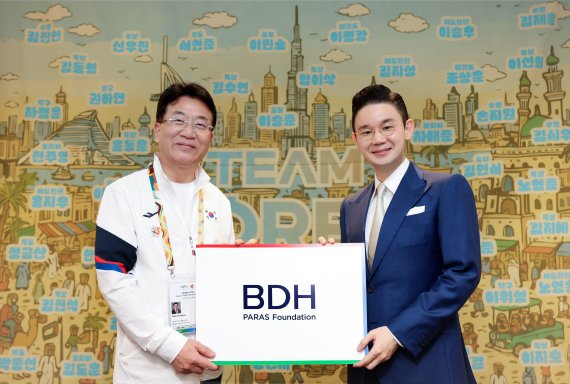 사진=배동현 이사장(우측)이 차우규 선수단장에게 격려금을 전달한 후 기념사진을 촬영을 하고 있다.