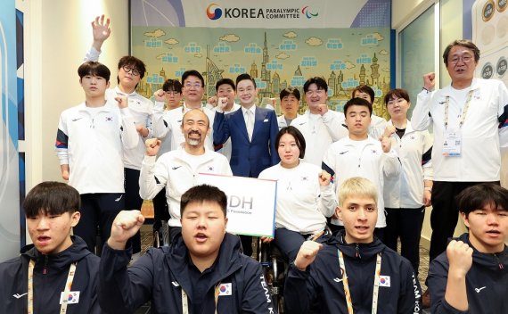 사진=배동현 이사장이 격려금을 전달한 후 대한민국 선수단과 함께 기념사진을 촬영하고 있다.