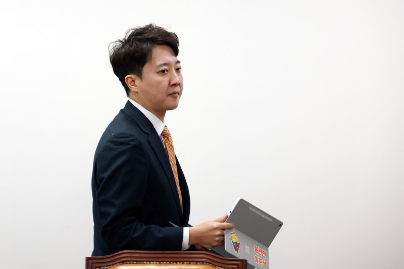 [서울=뉴시스] 고승민 기자 = 이준석 개혁신당 대표가 1일 서울 여의도 국회에서 열린 최고위원회의에 참석하고 있다. 2025.12.01. kkssmm99@newsis.com