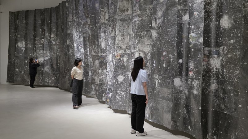[사진=박현주 미술전문기자] 2전시실에 선보인 연필로 뒤덮은 신문 수백장을 커튼처럼 이어 붙인 수미 카나자와(Sumi Kanazawa)의 신문지 위의 드로잉. *재판매 및 DB 금지