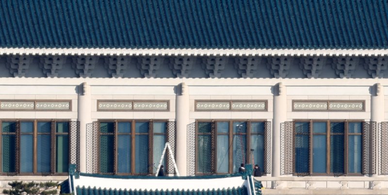 [서울=뉴시스] 추상철 기자 = 용산 대통령실의 청와대 이전을 앞둔 12일 오전 서울 종로구 청와대에서 작업자들이 건물 외부 청소를 하고 있다. 2025.12.12. scchoo@newsis.com