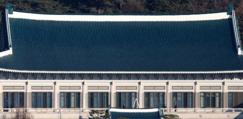 [서울=뉴시스] 추상철 기자 = 용산 대통령실의 청와대 이전을 앞둔 12일 오전 서울 종로구 청와대에서 작업자들이 건물 외부 청소를 하고 있다. 2025.12.12. scchoo@newsis.com