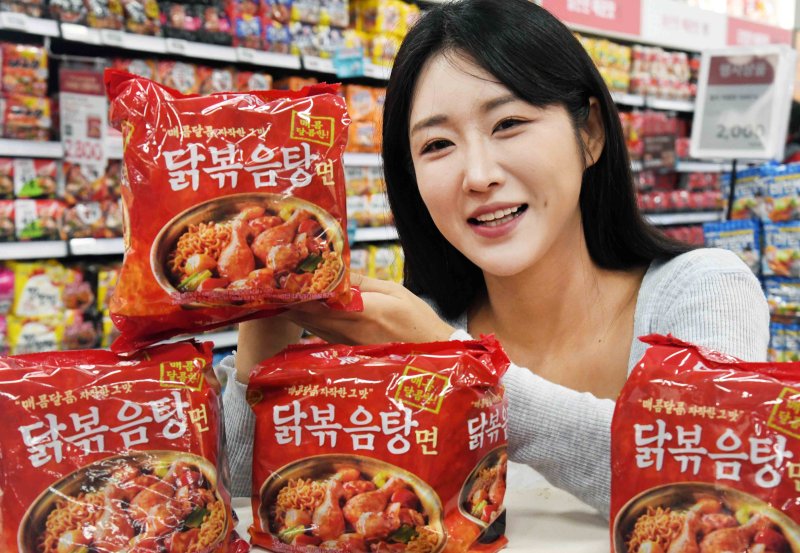 홈플러스가 1일 하림과 공동 기획한 ‘하림 닭볶음탕면’을 업계 단독으로 선보인다고 밝혔다. 1일 서울 강서구 홈플러스 메가 푸드 마켓 라이브 강서점에서 모델이 '하림 닭볶음탕면'을 소개하고 있다. (홈플러스 제공. 재판매 및 DB 금지) 2025.9.1/뉴스1