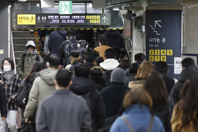 서울 지하철 1~8호선을 운영하는 서울교통공사 노사의 임금·단체협약(임단협) 협상이 극적 타결된 12일 오전 서울 지하철 5호선 광화문역에 도착한 시민들이 바쁘게 발걸음을 옮기고 있다. 2025.12.12/뉴스1 ⓒ News1 박정호 기자