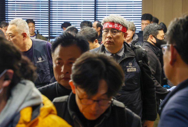 김태균 민주노총 공공운수노조 서울교통공사노조위원장이 11일 서울 성동구 서울교통공사 본사에서 열린 서울지하철 노사 임금교섭 본회의 정회로 회의실을 나서고 있다. 2025.12.11/뉴스1 ⓒ News1 이호윤 기자