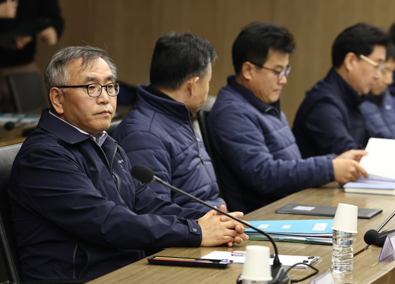 한영희 서울교통공사 기획본부장(사장 직무대행)이 11일 서울 성동구 서울교통공사 본사에서 열린 본사에서 열린 서울지하철 노사 임금교섭 본회의에 참석하고 있다. (공동취재) 2025.12.11/뉴스1 ⓒ News1 이호윤 기자
