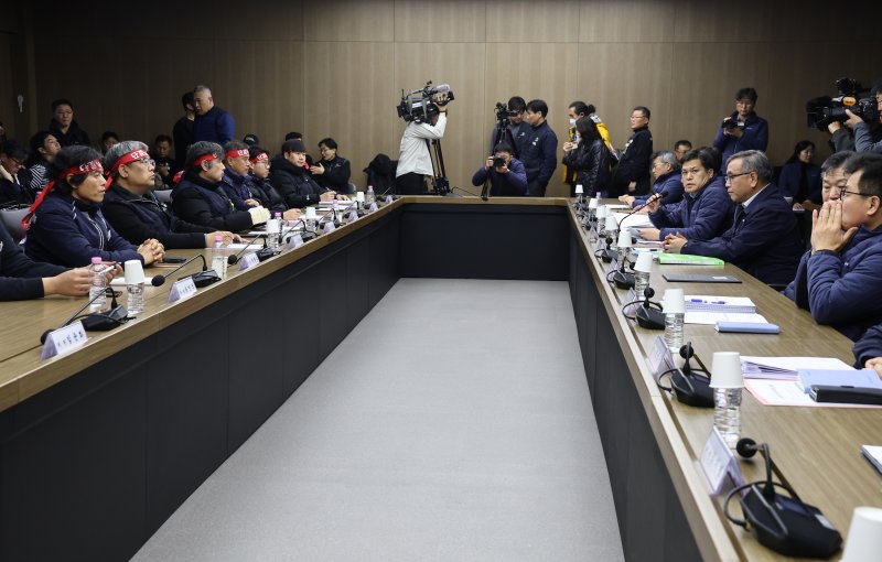 서울교통공사 제1노조인 민주노총 산하 서울교통공사노조가 11일 서울 성동구 서울교통공사 본사에서 열린 본사에서 열린 서울지하철 노사 임금교섭 본회의에 참석하고 있다. (공동취재) 2025.12.11/뉴스1 ⓒ News1 이호윤 기자