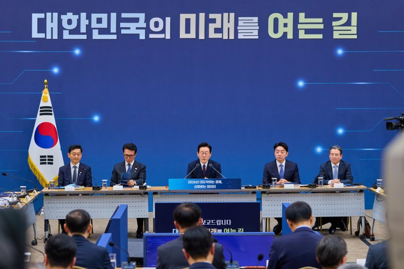 이재명 대통령이 11일 세종시 정부세종컨벤션센터에서 열린 '2026년 대도약하는 경제, 신뢰받는 데이터' 기획재정부(국세청·관세청·조달청)-국가데이터처 업무보고에서 발언하고 있다. (대통령실 제공. 재판매 및 DB 금지) 2025.12.11/뉴스1 ⓒ News1 이재명 기자