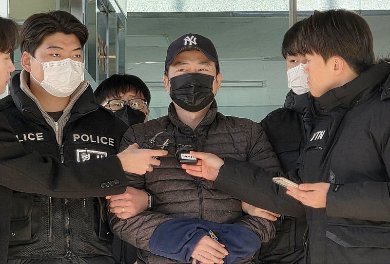 검찰에 송치된 '천안 층간소음 살해' 피의자 양민준이 12일 천안 동남경찰서를 나서며 취재진 질문에 답하고 있다. 2025.12.12/뉴스1 ⓒ News1 최형욱 기자