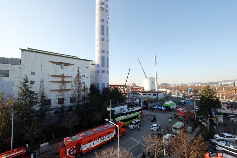 12일 오전 광주 서구 치평동(상무지구)의 광주대표도서관 공사 현장에서 레미콘 타설 중 붕괴 사고로 매몰된 작업자 2명에 대해 이틀째 수색작업을 진행하고 있다. 2025.12.12/뉴스1 ⓒ News1 박지현 기자