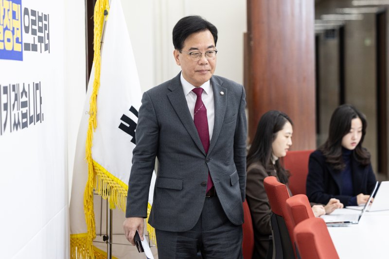 송언석 국민의힘 원내대표가 12일 서울 여의도 국회에서 열린 기자간담회에 참석하고 있다. 2025.12.12/뉴스1 ⓒ News1 이승배 기자