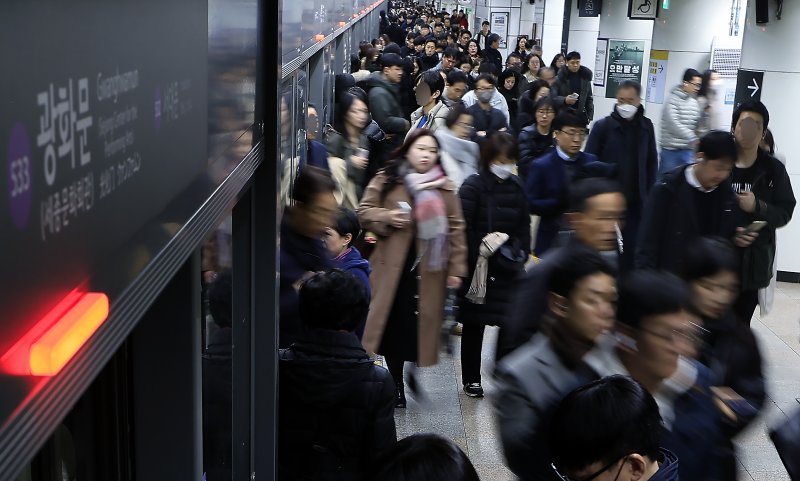 서울 지하철 1~8호선을 운영하는 서울교통공사 노사의 임금·단체협약(임단협) 협상이 극적 타결된 12일 오전 서울 지하철 5호선 광화문역에 도착한 시민들이 바쁘게 발걸음을 옮기고 있다. 2025.12.12/뉴스1 ⓒ News1 박정호 기자