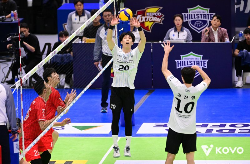 현대캐피탈 이준협과 김진영. (KOVO 제공)