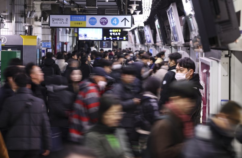 [서울=뉴시스] 김근수 기자 = 서울 지하철 1∼8호선을 운영하는 서울교통공사 노사 간 임금·단체협약(임단협) 협상이 노조의 파업을 목전에 두고 극적으로 타결한 12일 오전 서울 중구 서울지하철 1호선 서울역에서 시민들이 출근길에 나서고 있다. 2025.12.12. ks@newsis.com