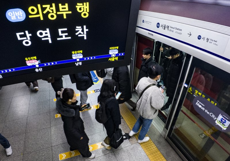 [서울=뉴시스] 김근수 기자 = 서울 지하철 1∼8호선을 운영하는 서울교통공사 노사 간 임금·단체협약(임단협) 협상이 노조의 파업을 목전에 두고 극적으로 타결한 12일 오전 서울 중구 서울지하철 1호선 서울역에서 시민들이 출근길에 나서고 있다. 2025.12.12. ks@newsis.com