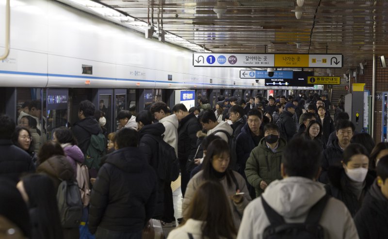 [서울=뉴시스] 김근수 기자 = 서울 지하철 1∼8호선을 운영하는 서울교통공사 노사 간 임금·단체협약(임단협) 협상이 노조의 파업을 목전에 두고 극적으로 타결한 12일 오전 서울 중구 서울지하철 4호선 서울역에서 시민들이 출근길에 나서고 있다. 2025.12.12. ks@newsis.com