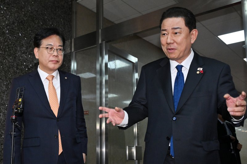 김병기 더불어민주당 원내대표와 송언석 국민의힘 원내대표가 지난 9일 국회에서 우원식 국회의장과 회동을 가진 뒤 의장실을 나서고 있다. (공동취재) 2025.12.9/뉴스1 ⓒ News1 이승배 기자