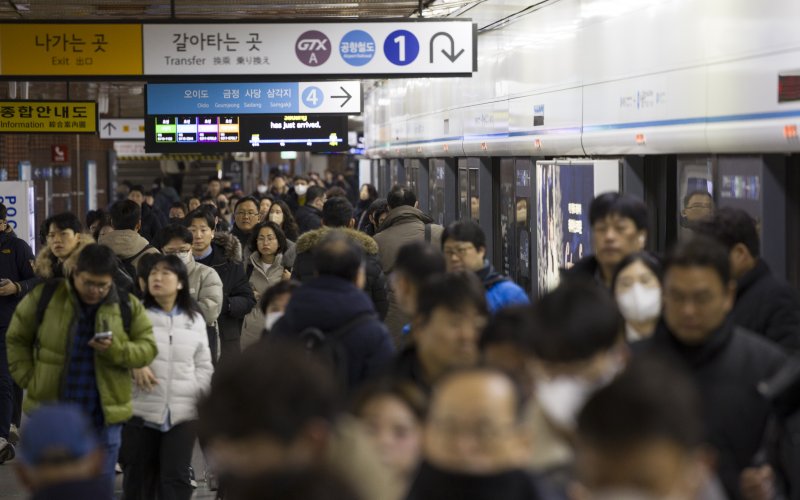 [서울=뉴시스] 김근수 기자 = 서울 지하철 1∼8호선을 운영하는 서울교통공사 노사 간 임금·단체협약(임단협) 협상이 노조의 파업을 목전에 두고 극적으로 타결한 12일 오전 서울 중구 서울지하철 4호선 서울역에서 시민들이 출근길에 나서고 있다. 2025.12.12. ks@newsis.com