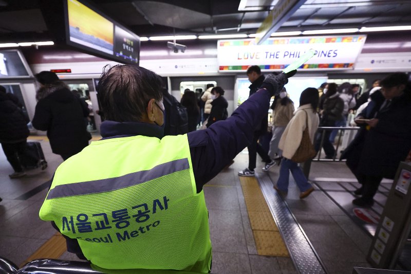 [서울=뉴시스] 김근수 기자 = 서울 지하철 1∼8호선을 운영하는 서울교통공사 노사 간 임금·단체협약(임단협) 협상이 노조의 파업을 목전에 두고 극적으로 타결한 12일 오전 서울 중구 서울지하철 1호선 서울역에서 시민들이 출근길에 나서고 있다. 2025.12.12. ks@newsis.com