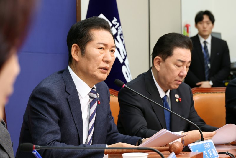 [서울=뉴시스] 김금보 기자 = 정청래 더불어민주당 대표가 12일 서울 여의도 국회에서 열린 최고위원회의에서 발언을 하고 있다. 2025.12.12. kgb@newsis.com