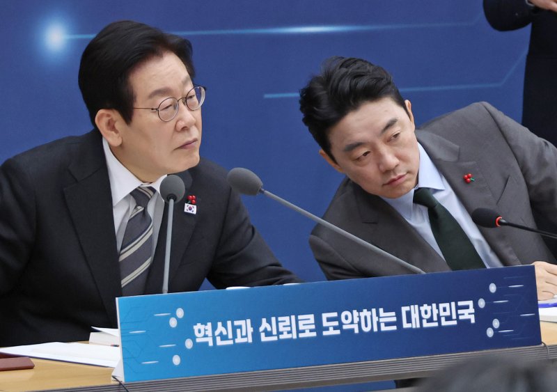 이재명 대통령이 12일 세종시 정부세종컨벤션센터에서 열린 과학기술정보통신부ㆍ개인정보보호위원회 업무보고에서 참석자 발언을 듣고 있다. 오른쪽은 강훈식 대통령 비서실장. 연합뉴스