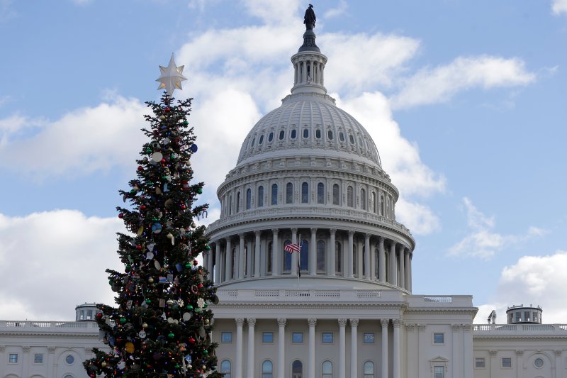 [워싱턴=AP/뉴시스]미 의회 건물 앞 에 서 있는 크리스마스 트리. 미 하원이 11일(현지시각) 연방 공무원 노동조합 활동을 금지한 도널드 트럼프 대통령의 행정명령을 폐기하는 법안을 가결시켰다.