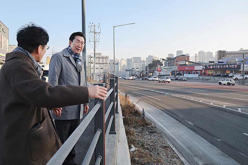 [원주=뉴시스] 12일 원강수 원주시장이 남원주나들목(IC) 진입로 확장 현장을 방문해 공사 마무리 상황과 안전관리 실태를 점검하고 있다. (사진=원주시 제공) 2025.12.12. photo@newsis.com *재판매 및 DB 금지