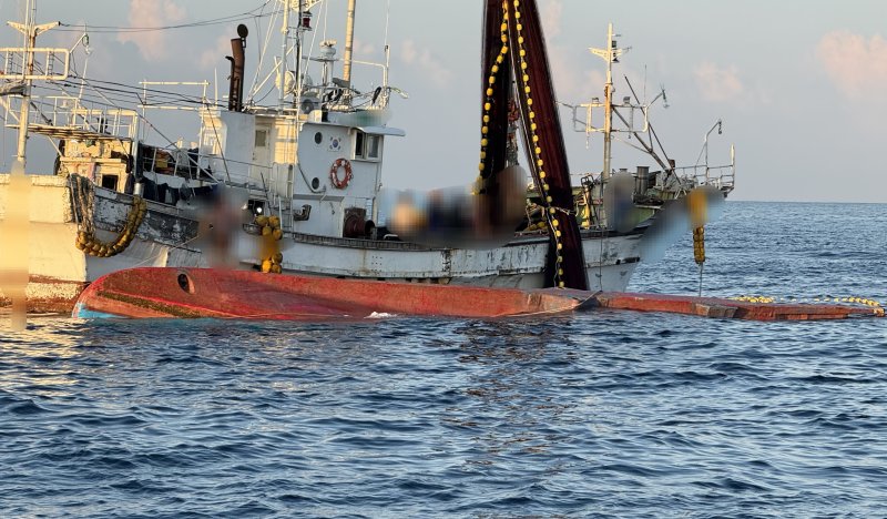 [제주=뉴시스] 4일 오전 제주 비양도 해상에서 어선 전복 사고가 발생해 해경이 수습에 나서고 있다. (사진=제주해양경찰서 제공) 2025.09.04. photo@newsis.com