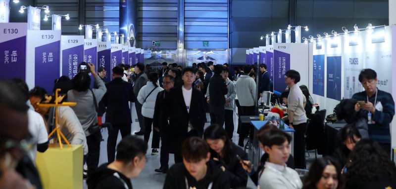 [서울=뉴시스] 김혜진 기자 = 지난 10일 서울 강남구 코엑스에서 열린 글로벌 스타트업 페스티벌 '컴업(COMEUP) 2025'에서 관람객들이 부스를 둘러보고 있다. 2025.12.12. jini@newsis.com