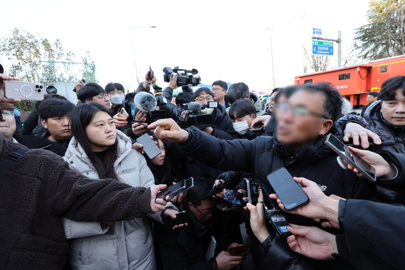 12일 오전 광주 서구 치평동(상무지구) 광주대표도서관 공사 붕괴현장에서 매몰된 작업자의 친동생이 발언하고 있다. 2025.12.12/뉴스1 ⓒ News1 박지현 기자