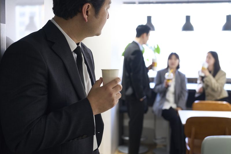 연륜으로 회사생활을 버티는 시대는 끝났다. 인공지능(AI) 플랫폼을 얼마나 잘 활용하느냐가 업무능력의 척도가 되어가고 있다. 회의시간에 못 알아 듣는 IT용어들이 많아진다면 공부해야 한다. 배우지 않고 버티기만 한다면, 회사에서의 설자리는 좁아질 수밖에 없다는 게 전문가들의 경고다. /게티이미지뱅크