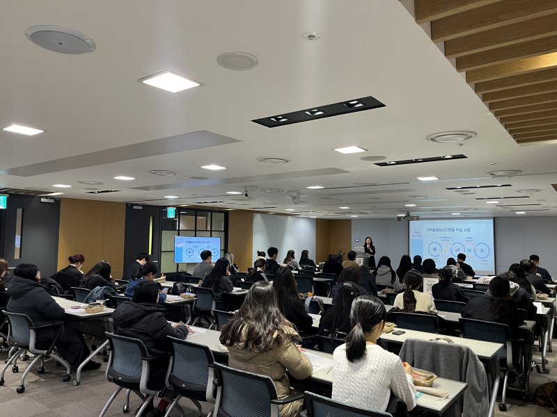 서울시복지재단은 지난 10일 롯데인재개발원 서울캠퍼스에서 '2025 롯데백화점X기아대책 가족돌봄청소년·청년 지원사업 2차 선정자 오리엔테이션'을 개최했다.(서울시 제공)