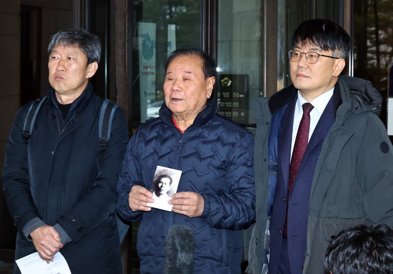 [서울=뉴시스] 최진석 기자 = 11일 서울 서초구 대법원에서 열린 일본제철을 상대로 제기한 강제동원 손해배상청구소송 상고심 판결을 마친 뒤 강제동원 피해자 정형팔 씨 유족(가운데)이 발언하고 있다. 이날 대법원 원고 일부승소로 판결한 원심을 확정했다. 2025.12.11. myjs@newsis.com