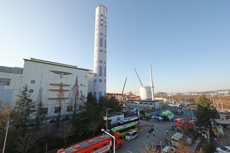 12일 오전 광주 서구 치평동(상무지구)의 광주대표도서관 공사 현장에서 레미콘 타설 중 붕괴 사고로 매몰된 작업자 2명에 대해 이틀째 수색작업을 진행하고 있다. 2025.12.12/뉴스1 ⓒ News1 박지현 기자