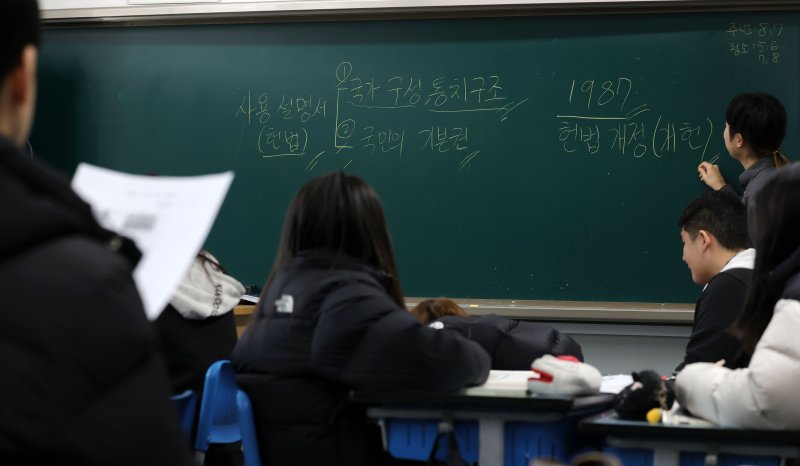 [서울=뉴시스] 홍효식 기자 = 한 중학교 수업 모습. 본 기사와 직접 관련 없음. 2025.12.01. yesphoto@newsis.com