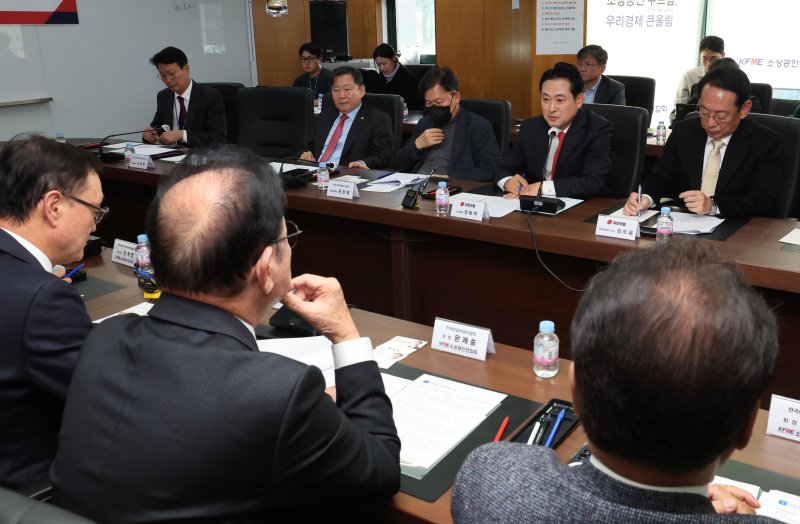 장동혁 국민의힘 대표가 12일 오후 서울 여의도 소상공인연합회에서 열린 국민의힘 당대표-소상공인연합회 간담회에서 인사말을 하고 있다. 2025.11.12/뉴스1 ⓒ News1 장수영 기자