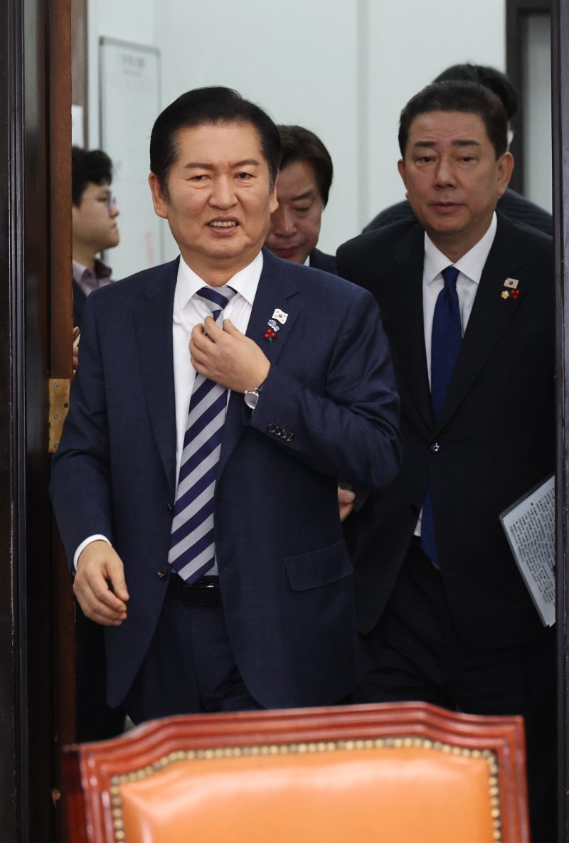 [서울=뉴시스] 김금보 기자 = 정청래 더불어민주당 대표가 12일 서울 여의도 국회에서 열린 최고위원회의에 참석을 하고 있다. 2025.12.12. kgb@newsis.com