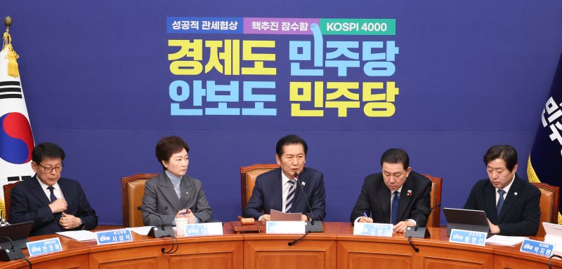 [서울=뉴시스] 김금보 기자 = 정청래 더불어민주당 대표가 12일 서울 여의도 국회에서 열린 최고위원회의에서 발언을 하고 있다. 2025.12.12. kgb@newsis.com