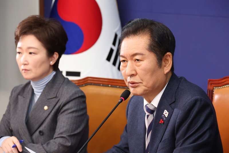 [서울=뉴시스] 김금보 기자 = 정청래 더불어민주당 대표가 12일 서울 여의도 국회에서 열린 최고위원회의에서 발언을 하고 있다. 2025.12.12. kgb@newsis.com