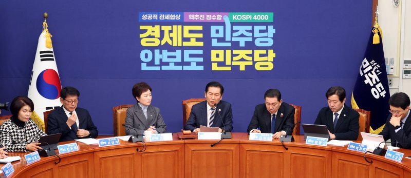 [서울=뉴시스] 김금보 기자 = 정청래 더불어민주당 대표가 12일 서울 여의도 국회에서 열린 최고위원회의에서 발언을 하고 있다. 2025.12.12. kgb@newsis.com