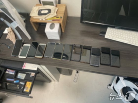실시간 통화·문자내용 감청 악성프로그램을 제작·판매한 일당 사무실에서 발견한 휴대전화.(부산경찰청 제공. 재판매 및 DB 금지)