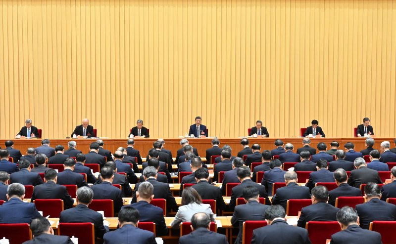 [베이징=신화/뉴시스] 중국 최고지도부가 11일 시진핑 국가주석 주재로 중앙경제공작회의를 개최하고, 복합적인 내·외부 도전에 대응하기 위해 내수 주도와 개혁·혁신 등에 방점을 둔 2026년 경제 운영 방향을 제시했다. 2025.12.12.