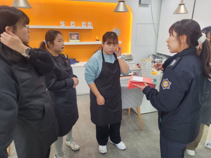 '119안심콜서비스 홍보 캠페인' 홍보물 배부 모습.(청주서부소방서 제공. 재판매 및 DB금지)/뉴스1